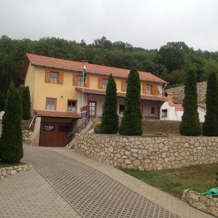 Judit Vendeghaz Suemeg Hotel Exterior foto
