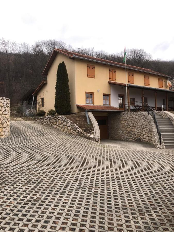 Judit Vendeghaz Suemeg Hotel Exterior foto